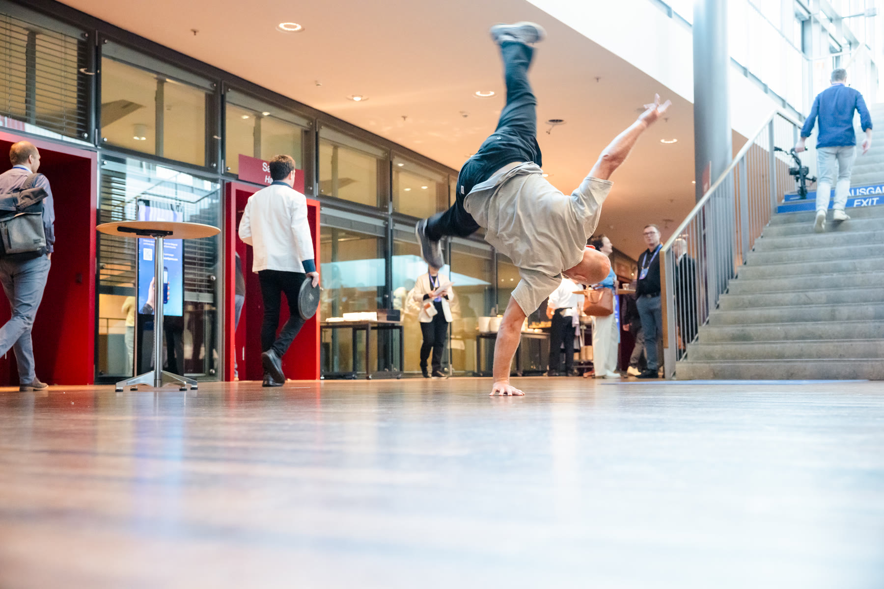 Breakdance-Einlage im Foyer