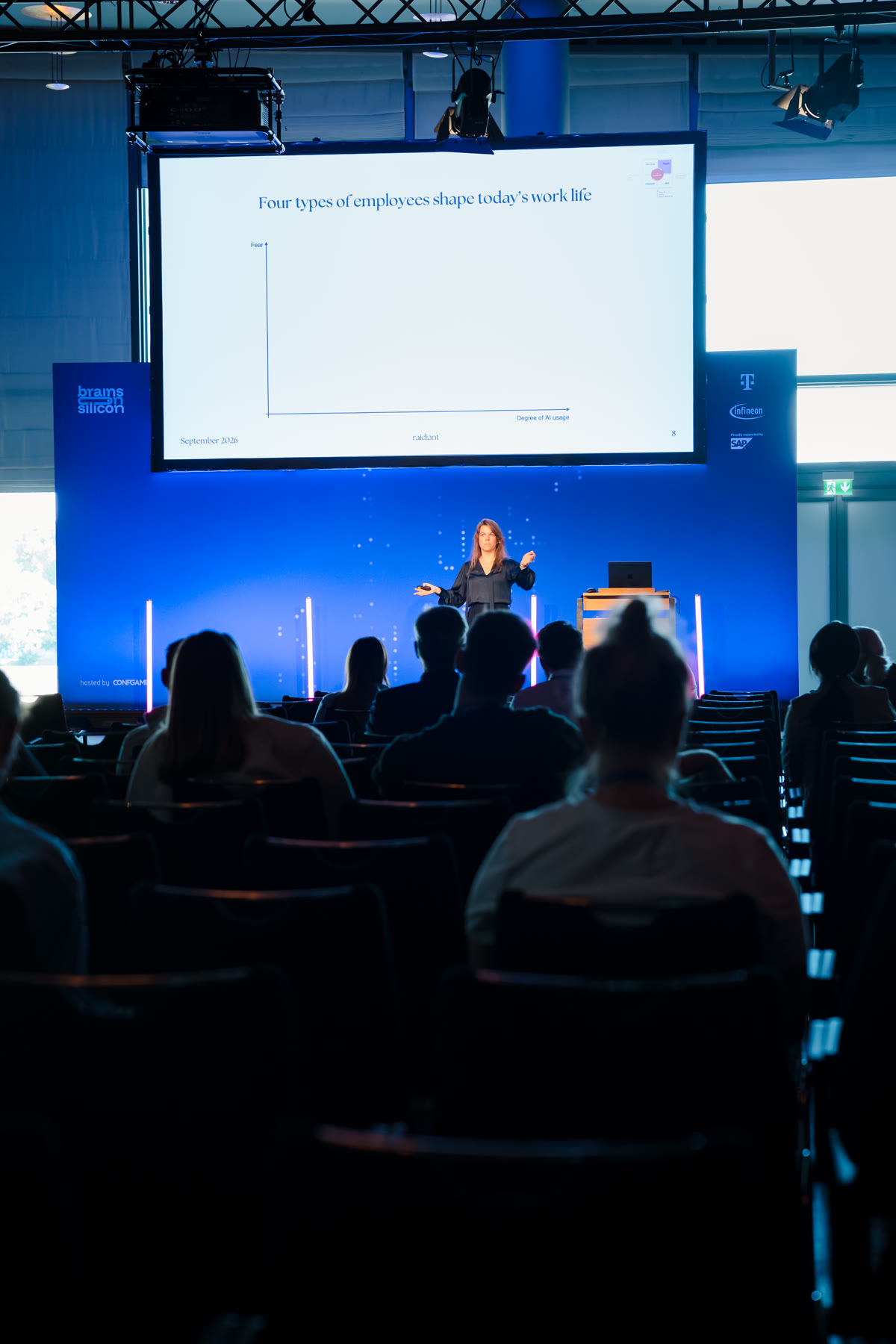 Vortrag auf der Bühne Human + AI Partnership