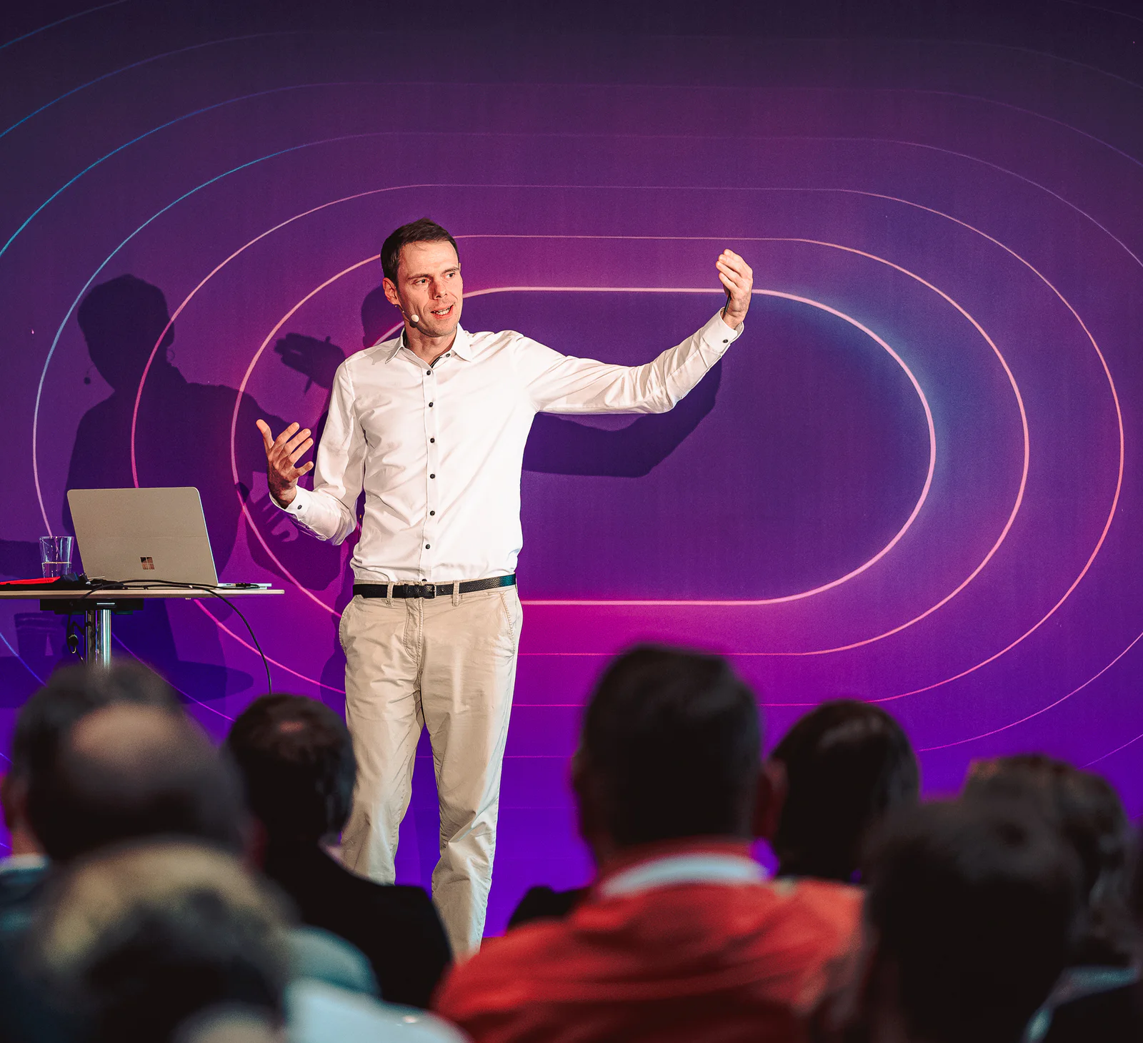 Speaker auf der Bühne bei Brains on Silicon