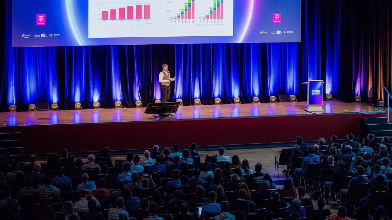 Publikum vor der Bühne bei Brains on Silicon