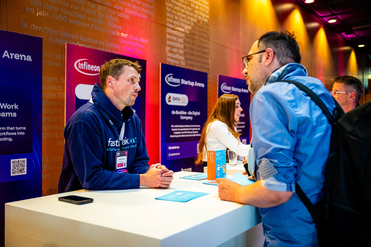 Brains on Silicon Austausch an einem Startup-Stand