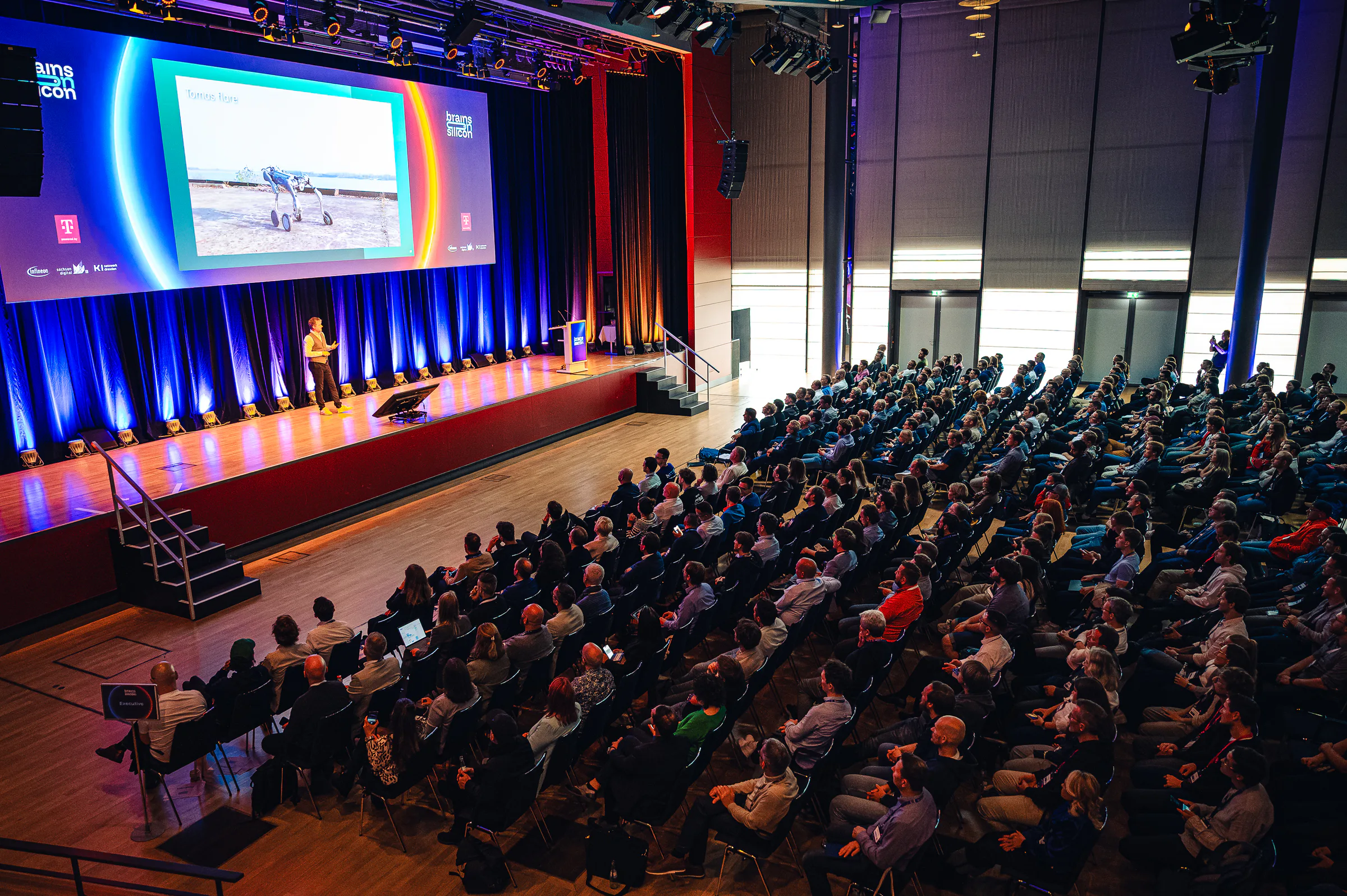 Voll besetzter Saal der Brains on Silicon im ICD Dresden während eines Vortrags