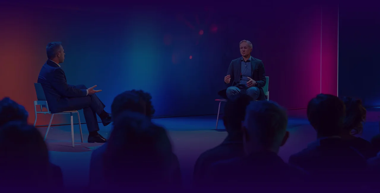 Blick aus dem Publikum auf die Bühne der Brains on Silicon 2025
